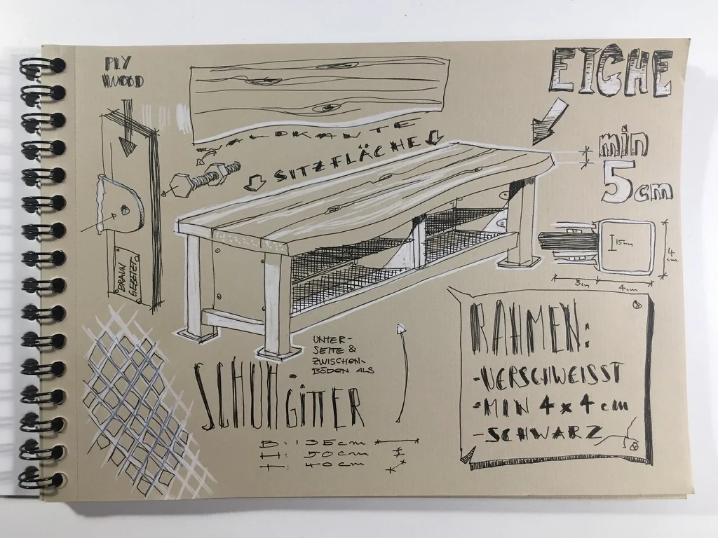 Handgezeichneter Entwurf eines Möbelstücks mit Materialangaben und Konstruktionsdetails im Skizzenbuch