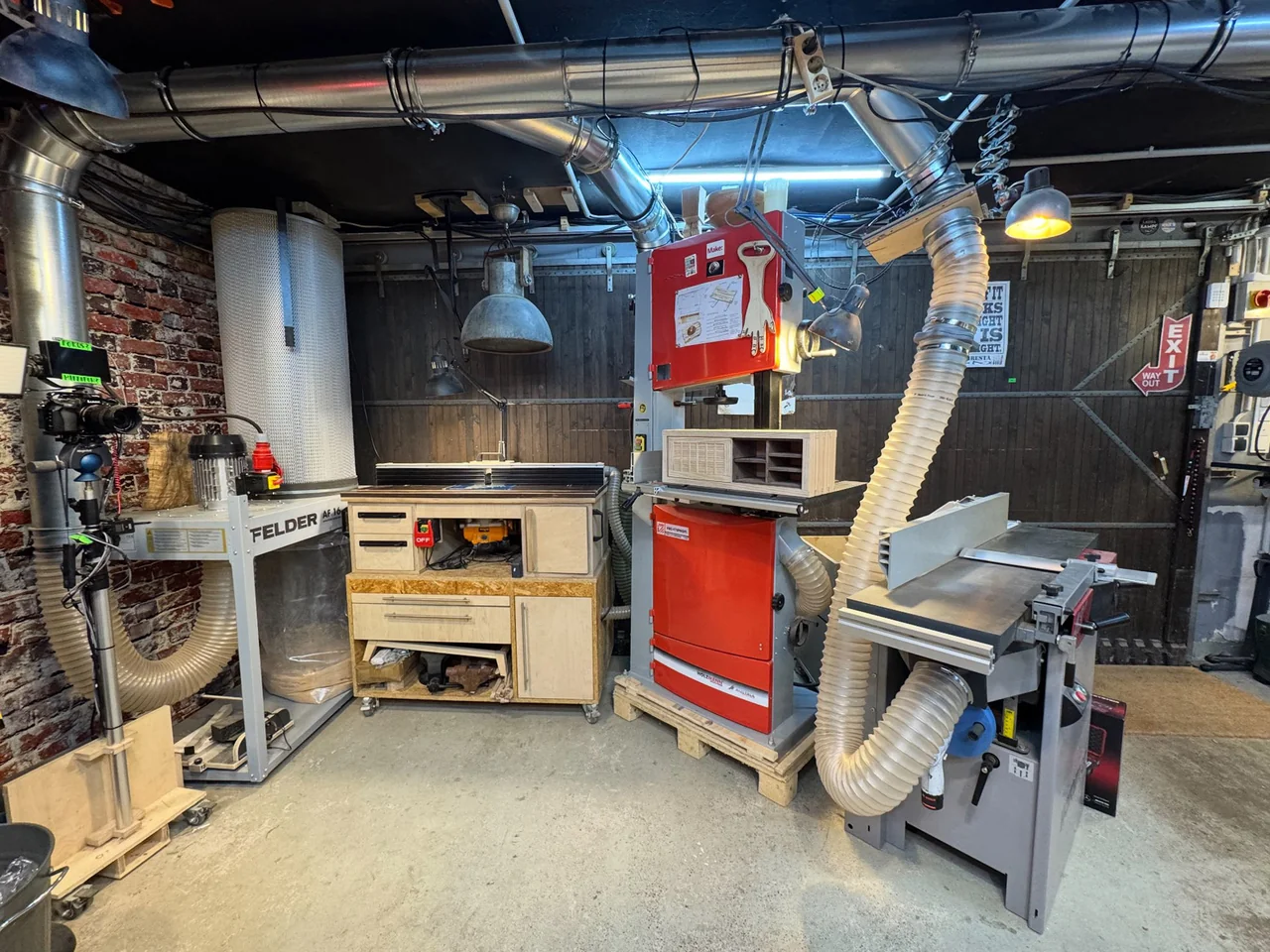Bandsäge, Frästisch und Hobelmaschine mit Absaugung in der Werkstatt